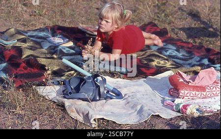 Attrezzatura subacquea per snorkeling realizzato in GDR e un bambino vicino Mueggelsee. Foto Stock