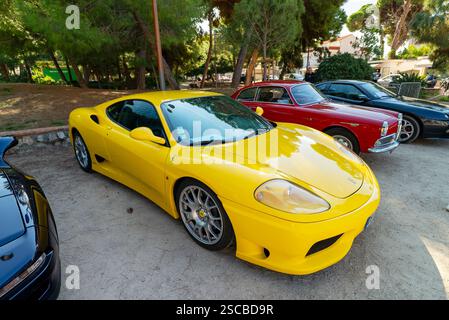 Antibes, Francia - 21.09.2024: Ferrari gialla in mostra all'esposizione dell'automobile. Foto Stock