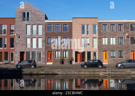 Nuovi e moderni edifici residenziali lungo il canale nel quartiere di Vathorst in Amersfoort. Foto Stock