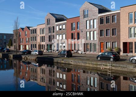 Nuovi e moderni edifici residenziali lungo il canale nel quartiere di Vathorst in Amersfoort. Foto Stock