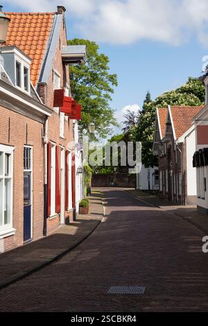 Strada stretta nel centro della città vecchia di Amersfoort, nei Paesi Bassi. Foto Stock