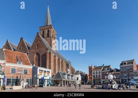 Vista della piazza "De Hof" con un'opera d'arte a Corona e della chiesa di San Giorgio nel centro medievale della storica città olandese di Amersfoort. Foto Stock