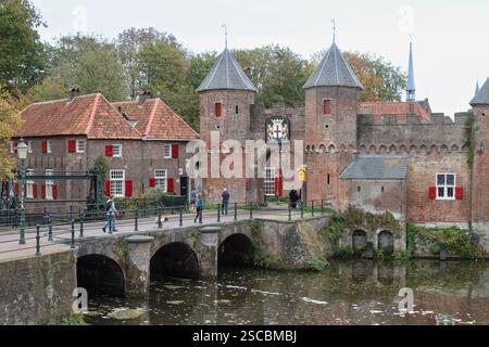 Historische Land- en Waterpoort de Koppelpoort ad Amersfoort. Foto Stock