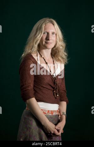 Samantha Harvey, candidata al Booker Prize, fotografata all'Edinburgh International Book Festival, dove ha parlato del suo romanzo di debutto intitolato "The Wilderness". L'evento di tre settimane è il più grande festival letterario del mondo e si tiene durante l'annuale Festival di Edimburgo. L'evento del 2009 ha visto la partecipazione di oltre 500 autori provenienti da tutto il mondo. Foto Stock