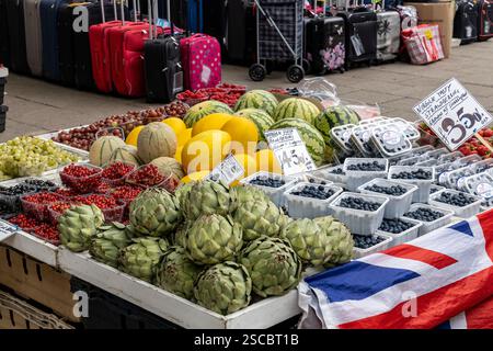 NORWICH MARKET, NORFOLK, Regno Unito 19 LUGLIO 2019: Una vivace esposizione di frutta fresca estiva in vendita in un chiosco di Norwich Market. La stalla presenta dei punzoni di Foto Stock