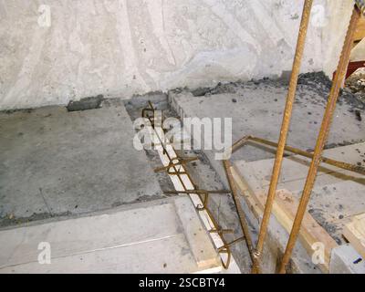 Cantiere che mostra il giunto di lastre di cemento armato con tondino visibile per l'integrità strutturale. Foto Stock