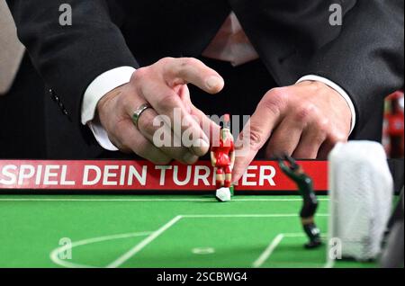 Villingen Schwenningen, Germania. 6 febbraio 2025. Il cancelliere federale Olaf Scholz (SPD) gioca una partita Tipp-Kick durante la sua visita alla compagnia di giocattoli Tipp-Kick. Crediti: Bernd Weißbrod/dpa/Alamy Live News Foto Stock