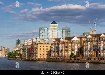 Appartamenti affacciati sul Tamigi nella penisola di Greenwich, Canary Wharf Buildings in backround, Londra, Regno Unito Foto Stock