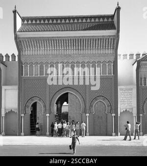 I turisti di fronte a un palazzo in Meknes in Marocco. Foto Stock