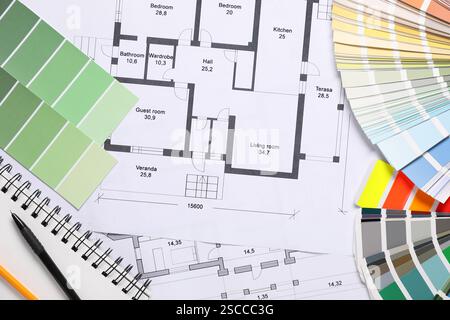 Planimetrie, grafici di selezione dei colori e appunti sul tavolo, disposizione piatta. Decorazione e design Foto Stock
