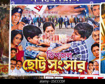 Poster cinematografico per Chhoto Songshar (piccola famiglia), un film di Dhallywood (cinema bengalese), a Dacca, con azione e dramma familiare. Foto Stock
