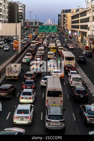 C'è un traffico intenso vicino alla rotatoria della Torre dell'orologio, spesso un collo di bottiglia per il traffico che viaggia verso sud sul torrente o verso nord verso Corniche o Sharjah. Foto Stock