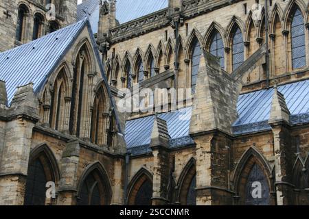 Molte finestre ad arco dell'architettura gotica della Cattedrale di Lincoln in Inghilterra. Foto Stock