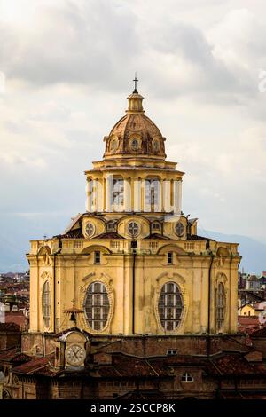 Torino, Italia. Veduta aerea da palazzo Madama della Chiesa di San Lorenzo e della Cupola Guarino Guarini, nella centrale Piazza Castello. Foto Stock