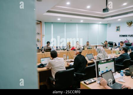 Giacarta, 6 febbraio 2025. Membri della commissione giudiziaria indonesiana in una riunione formale che discute di questioni giuridiche. Foto Stock