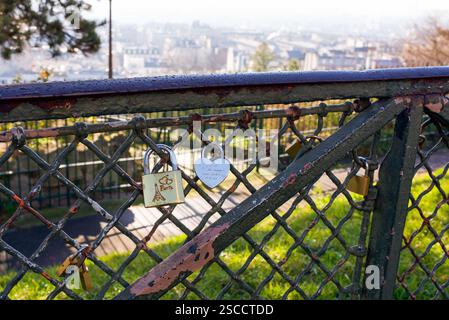 Parigi, Francia, 02.01.2025 Love Locks su una ringhiera a Montmartre, il 18 ° arrondissement di Parigi Foto Stock