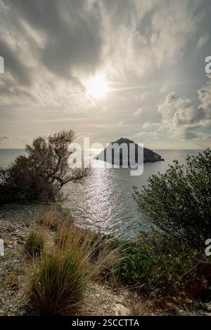 Savona, Italia. L'isolotto Bergeggi in una giornata tempestosa. Foto Stock
