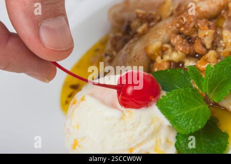 Ice-cream frittelle con miele, menta e ciliegia Foto Stock