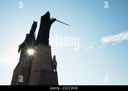 Scultura del Granduca Gediminas con cavallo a Vilnius, Lituanua Foto Stock