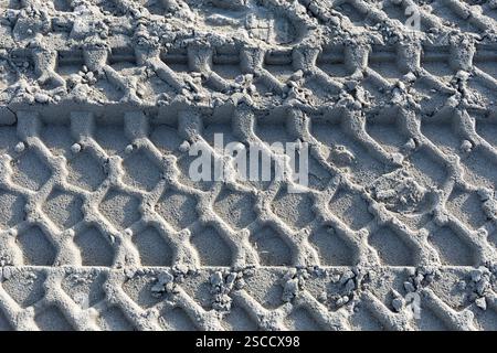 Tracce di pneumatici nella sabbia Foto Stock