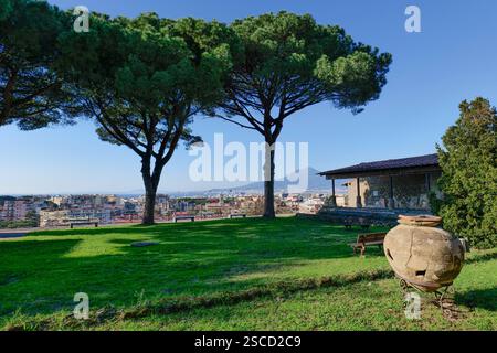 Il paesaggio visto dalle rovine di un'antica villa romana a Castellammare di Stabia, Italia. Foto Stock