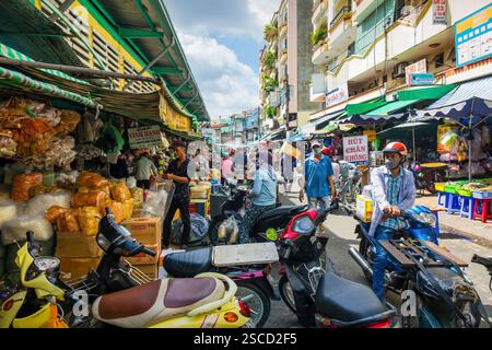La gente fa acquisti al mercato Binh Tay, al quartiere Cholon, a ho chi Minh, Vietnam Foto Stock