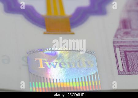 Primo piano di una banconota da 20 libbre, che mostra una caratteristica olografica di sicurezza con la parola "venti" e la griglia di diffrazione arcobaleno. Parte di Foto Stock