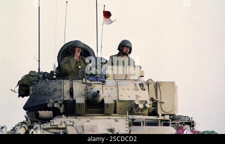 Prima guerra del Golfo: 26 marzo 1991 A U. Il 4th Squadron 7th Cavalry Regiment M3A1 Bradley CFV attraversa un checkpoint americano a sud di Nasiriyah, nel sud dell'Iraq. Foto Stock