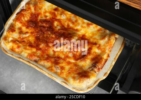 Piatto da forno con deliziose lasagne cotte nel forno, vista dall'alto Foto Stock