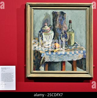 Edimburgo, Scozia, Regno Unito. 6 febbraio 2025. Dovecot Studios, in collaborazione con la Fleming Collection, metterà per la prima volta i colourists scozzesi nel contesto dei loro contemporanei europei e britannici, interrogandosi su come questa generazione internazionale di pittori radicali abbia forgiato una nuova lingua di colore a Parigi all'inizio del XX secolo. I colourists scozzesi - SJ Peploe, JD Fergusson GL Hunter e FCB Cadell. Le prospettive radicali sono aperte al pubblico dal 7 febbraio al 28 giugno. Duncan Grant - natura morta con Teapot. Crediti: Craig Brown/Alamy Live News Foto Stock