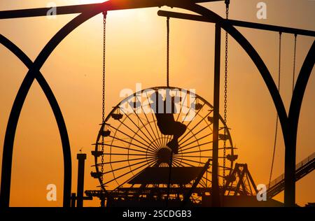 Uomo che sale su una corda a Muscle Beach vicino al molo di Santa Monica, California, Stati Uniti Foto Stock