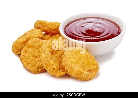 Gustosi pepite di pollo con una ciotola di ketchup o salsa barbecue isolata su sfondo bianco Foto Stock
