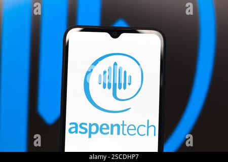In questa immagine, il logo Aspen Technology (AspenTech) viene visualizzato sullo schermo di uno smartphone. Foto Stock