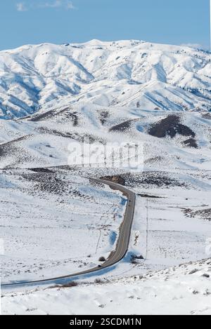 Autostrada U.S. 20 tra le montagne della contea di Elmore, Idaho. Foto Stock
