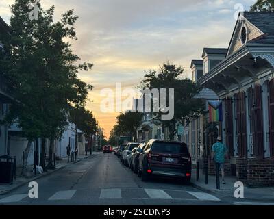 Scena di strada nel quartiere francese di New Orleans, con architettura storica, balconi in ferro battuto e un'atmosfera vivace Foto Stock