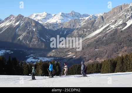 Bormio, Italia. 5 febbraio 2025. Uno shot della stazione sciistica di Bormio 2000 sulle Alpi Retiche, Valtellina, 5 febbraio 2025. Attualmente la stagione invernale è al suo apice nelle Alpi italiane e la gente del posto e i turisti amano sciare e altri sport all'aperto come lo snowboard e lo slittino. (Foto di Elisa Gestri/Sipa USA) credito: SIPA USA/Alamy Live News Foto Stock