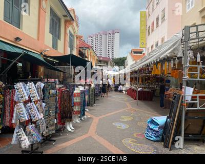 Un negozio colorato in Serangoon Road, Singapore, animato da una gamma di oggetti decorativi e beni culturali Foto Stock