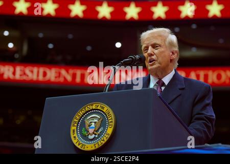 WASHINGTON DC, USA - 20 gennaio 2025 - il presidente degli Stati Uniti Donald Trump si rivolge al pubblico dopo la parata inaugurale durante l'inaugurazione presidenziale Foto Stock