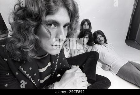 Becoming LED Zeppelin (2025) Robert Plant Jimmy Page John Bonham John Paul Jones *Filmstill - solo per uso editoriale* vedere le istruzioni speciali. CAP/TFS IMA Foto Stock