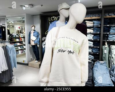 Kiev, Ucraina - 5 febbraio 2025: Manichini vestiti con abbigliamento casual alla moda all'interno di un negozio di abbigliamento Foto Stock