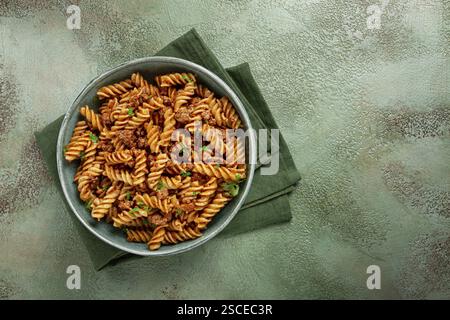 Pasta marina, pasta con carne macinata, pasta fatta in casa, fusilli, non c'è gente Foto Stock