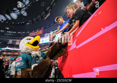New Orleans, Louisiana, Stati Uniti. 3 febbraio 2025. 3 febbraio 2025, New Orleans LA; LA mascotte ufficiale dei Philadelphia Eagles Swoop incontra i tifosi durante le cerimonie di apertura del NFLÃs Super Bowl LIX al Caesars Superdome. (Immagine di credito: © Dan Anderson/ZUMA Press Wire) SOLO PER USO EDITORIALE! Non per USO commerciale! Foto Stock