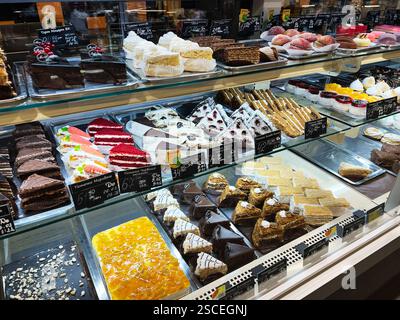 Kiev, Ucraina - 5 febbraio 2025: Varietà di dolci e torte colorate esposte in una panetteria per i clienti. Foto Stock