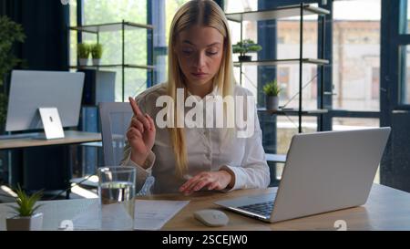 Responsabile ragazza d'affari caucasica analista professionista contabile impiegato di ufficio che lavora su computer portatile scrittura note documenti finanziari documenti Foto Stock