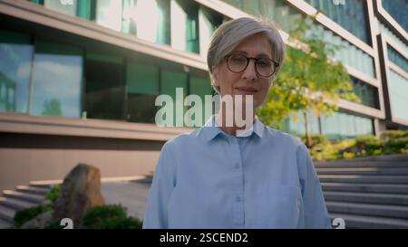 Foto di lavoro in città donna caucasica adulta fiduciosa di mezza età 50 anni donna d'affari leader datore di lavoro ufficio agente immobiliare Foto Stock