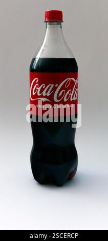 Bottiglia di Coca Cola messicana isolata su sfondo bianco Foto Stock