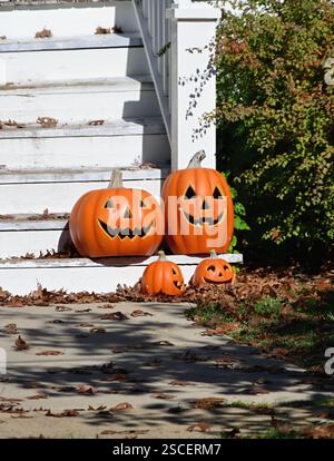 Wheaton, Illinois, Stati Uniti. Le zucche decorative di varie dimensioni adornano i gradini anteriori di una casa di famiglia. Foto Stock