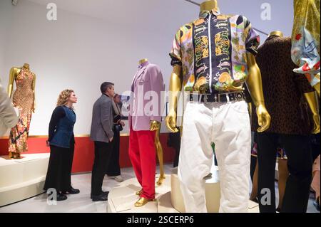 Le creazioni dello stilista italiano Gianni Versace sono visibili durante l'apertura della mostra. La presentazione della mostra "Gianni Versace Retrospective" ha avuto luogo presso il centro culturale Fundacion Unicaja. La mostra è dedicata alla vita e al lavoro dello stilista italiano Gianni Versace e presenta oltre 500 opere, tra cui prototipi, maglieria e disegni. Saranno esposti 120 disegni originali di Versace, tra cui pezzi creati per celebrità come Naomi Campbell, Claudia Schiffer, Elton John e Diana Princess of Wales. Foto Stock