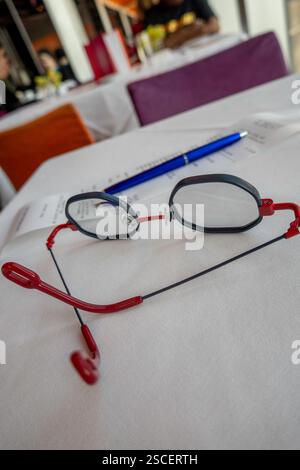 STILL Life of a man's glasses , pen and Bill in un esclusivo ristorante di Manhattan, 2025, New York City, Stati Uniti Foto Stock