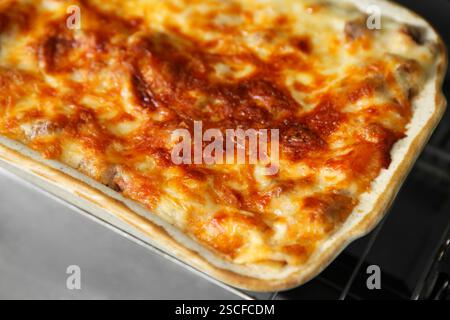 Piatto da forno con deliziose lasagne cotte in forno, primo piano Foto Stock
